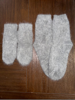 Комплект жіночий рукавички та шкарпетки з козиного пуху однотонний сірий