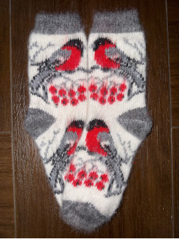 Жіночі шкарпетки з козиного пуху з снігурем на білому з сірою п'ятою