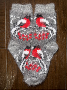 Жіночі шкарпетки з козиного пуху з снігурем на сірому