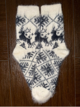 Жіночі шкарпетки з козиного пуху з оленем та сніжинкою на білому