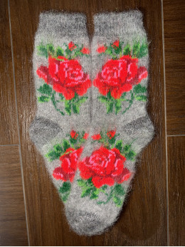 Жіночі шкарпетки з козиного пуху з розою на сірому