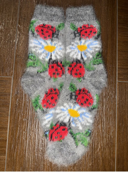 Жіночі шкарпетки з козиного пуху з ромашкою на сірому