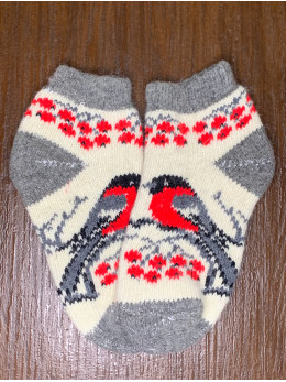 Жіночі слідки снігур на білому