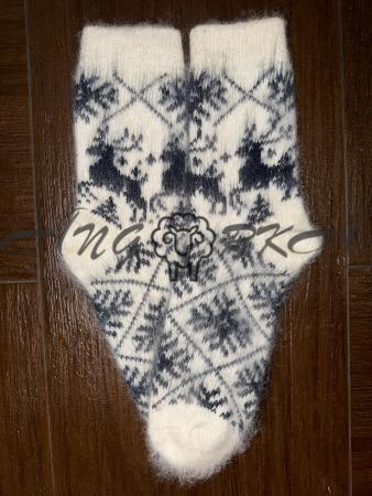 Жіночі шкарпетки з козиного пуху з оленем та сніжинкою на білому