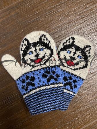 Ангорові дитячі рукавички для малюків хаскі на білому