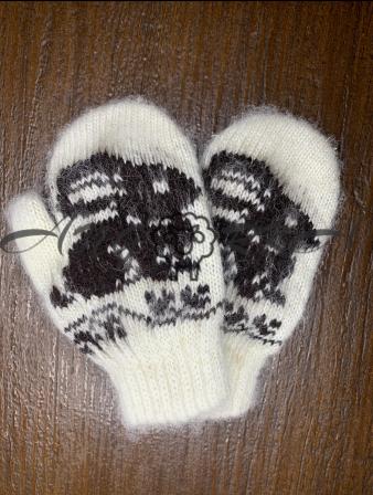 Ангорові дитячі рукавички для малюків кролик на білому
