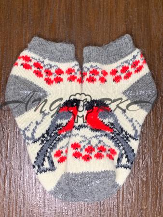 Жіночі слідки снігур на білому